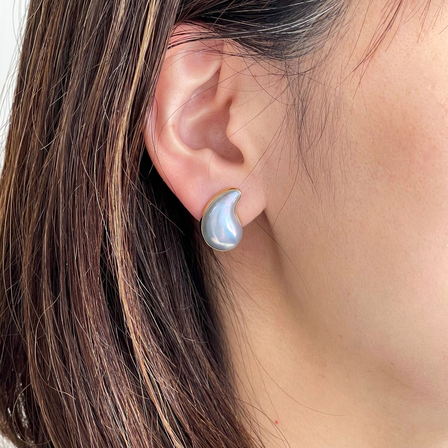 マベパールピアス勾玉型