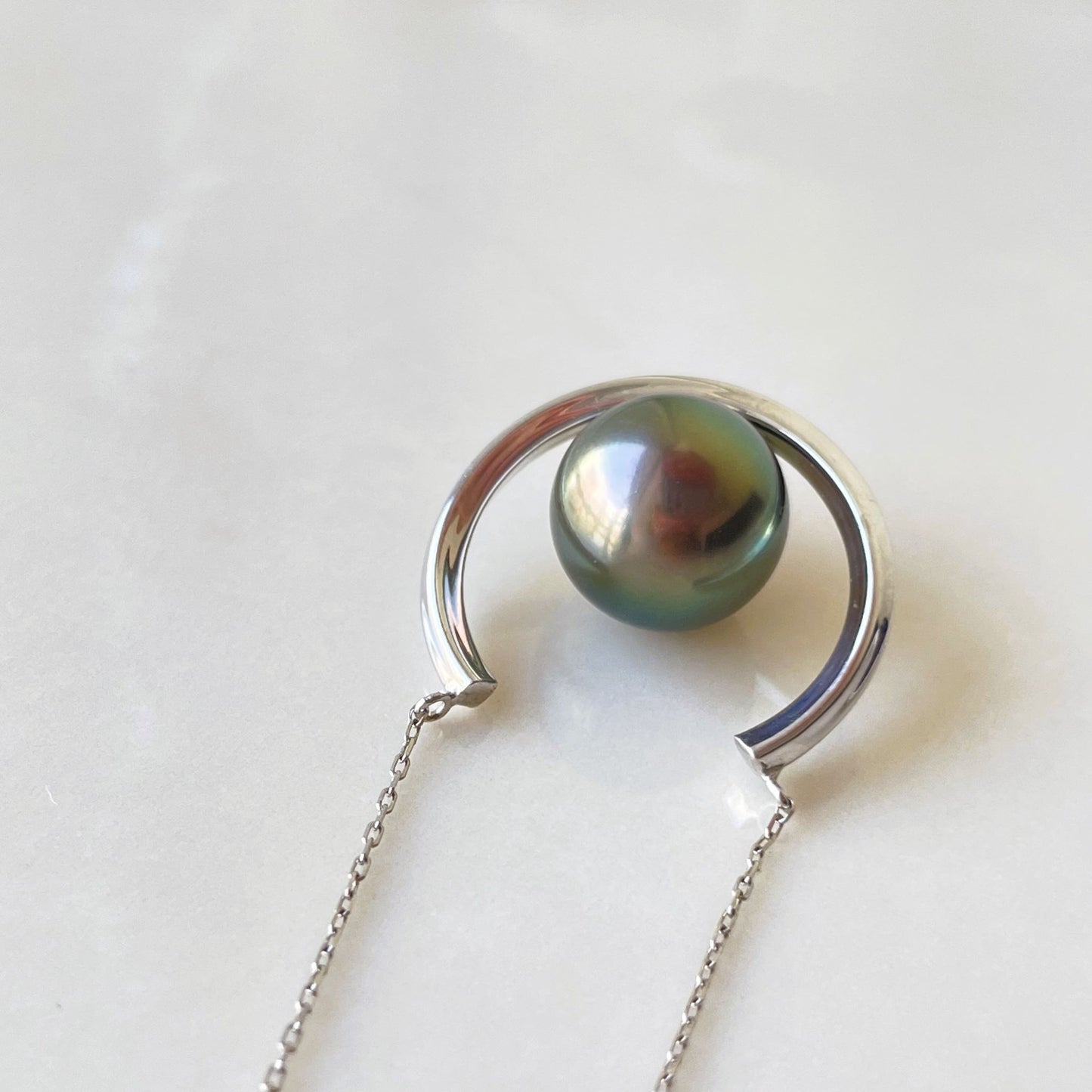 黒蝶ネックレスK18WG馬蹄型