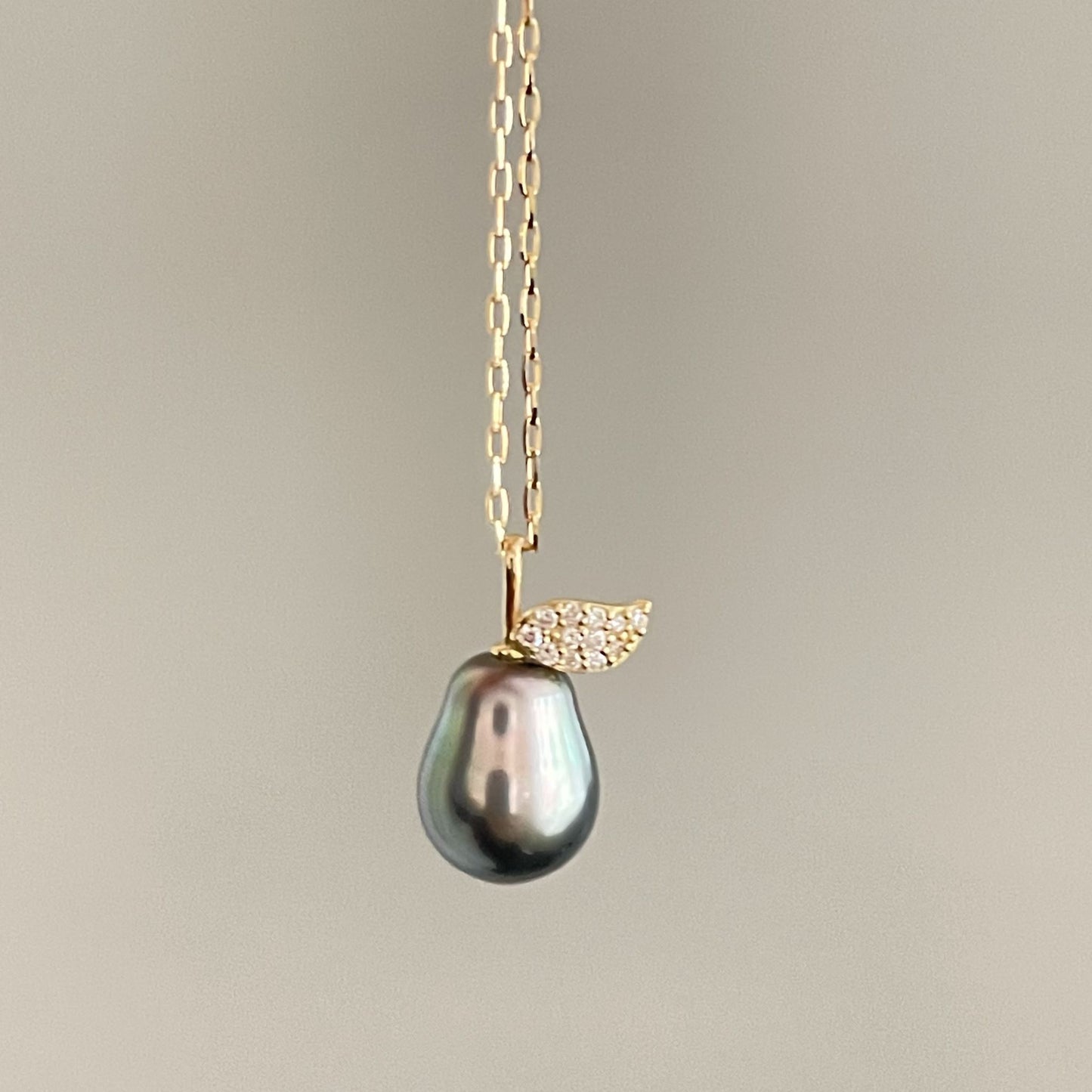 黒蝶ペンダント/K18YG/洋梨