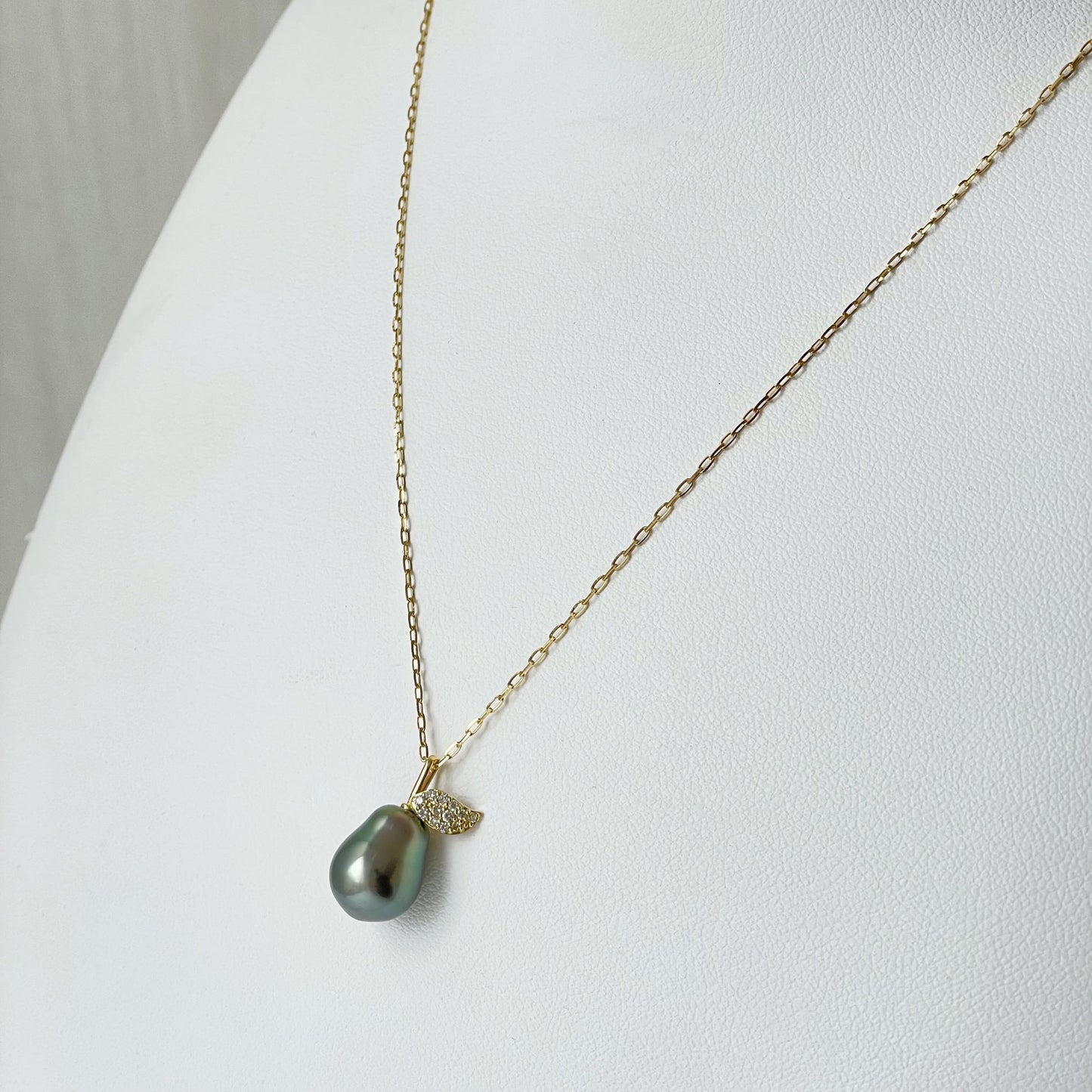 黒蝶ペンダント/K18YG/洋梨