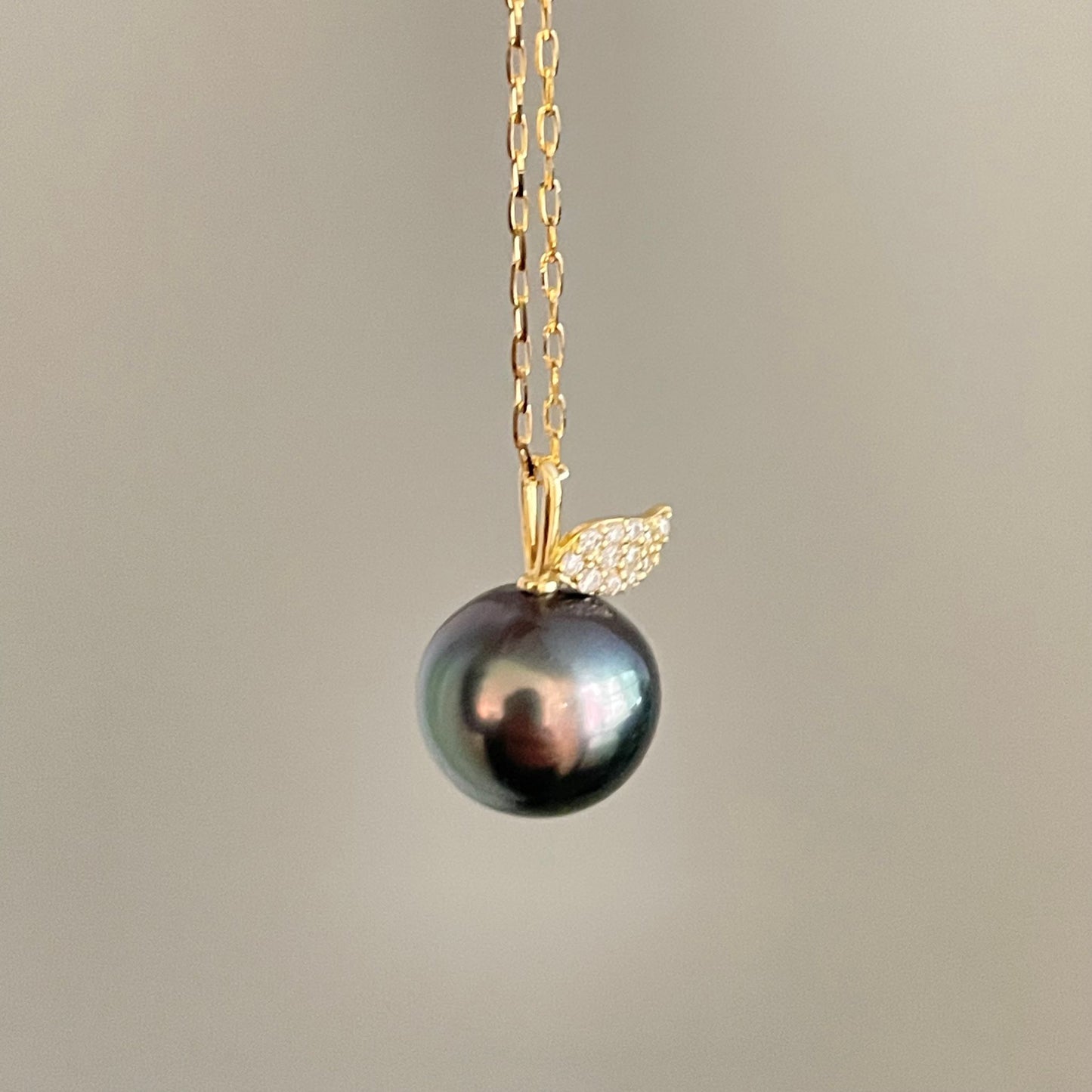 黒蝶ペンダント/K18YG/リンゴ